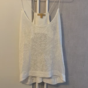 Vitt linne  - Den har mönster på sig jätte fin, har aldrig använt den! 