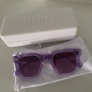 Chimi solglasögon  - Säljer mina populära chimi 04 i lila. Dom är köpta i år och knappt använda. Säljer pga har fler par som jag använder mer.   Nypris 1250, mitt pris 800