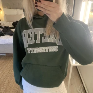 Vintage hoodie - Så fin vintage hoodie i en mörkgrön färg! Perfekt overzised passform utan märke! Köpt vintage men i sjukt fint skick! Skriv för fler bilder🫶🏻
