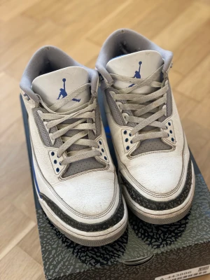 Jordan 3 racerblue  - Säljer mina jordan 3 för att de inte passar mig längre. Lite sönder på insidan kan skicka bild vid behov.  Köpta från restocks för 3000 