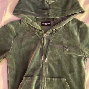 Grön juicy tröja - Säljer min gröna juicy tröja❣️Knappt använd, storlek S.