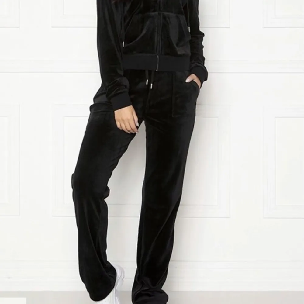 Säljer dessa jätte sköna mjukisbyxor från juicy couture! Storlek S . Jeans & Byxor.