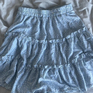 blå söt kjol💙 - Jättefin kjol som inte kommer till så mycket användning längre😔 Jätte skön och perfekt nu till sommaren💙 