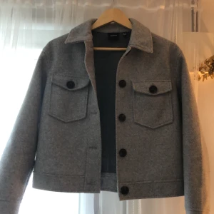 Kort ullkappa  - Kort grå ullkappa från veromoda! Fin färg, material och kvalité. Storlek M men lite mindre i storleken.