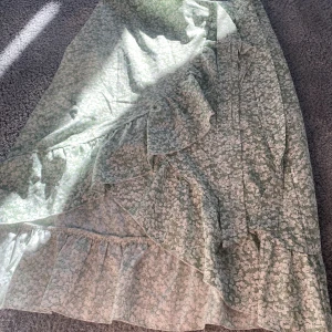 Grön volang kjol - Grön volang kjol i storlek S från shein