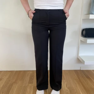 Kostymbyxor  - Svarta kostymbyxor från madlady, i ena fickan är det en spricka men inget man ser om byxorna inte är ut och in. Köpte för 600kr