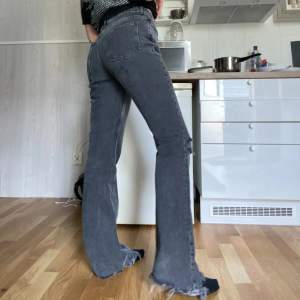 Jag säljer dessa mörkgråa jeans med super snygga slitningar på det ena knät och längst ner🤩Jeansen är knappt använda och köptes på Gina Tricot för 599 🥰