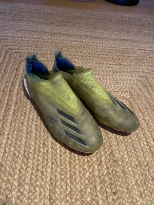 Fotbollskor - Nypris 3000kr Storlek 44 Mitt pris 350kr Skador: det ända är att det har släppt lite fram( inget som påverkar när man spelar)