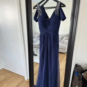 Balklänning  - En helt ny balklänning med lappen kvar på! Köpes för flera år sedan men användes aldrig, superfin till en bal! Skriv för bilder med den på ☺️