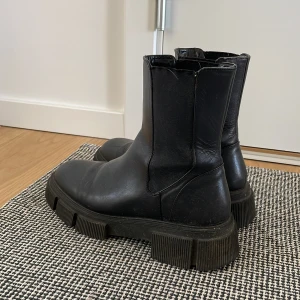 Boots - Boots i äkta läder från Zara ca två vintrar gammal men sparsamt använda. Skona är i väldigt fint skick. Kan mötas upp i Köpenhamn men kan oxå skicka till Sverige. Tar bara Swish eller danska kontanter. 