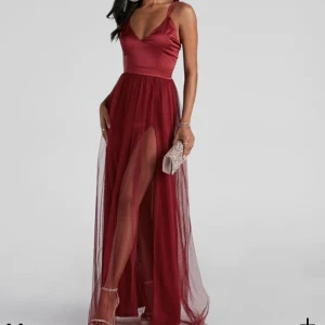 Balklänning - Säljer en så fin balklänning! Köpt i USA för ett år sedan men kom aldrig till användning då jag köpte en annan. Så fin rygg!