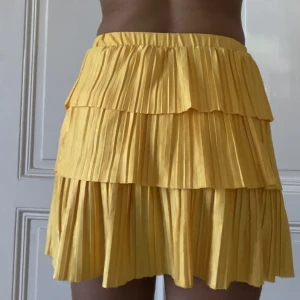 Gul volangkjol - Super söt gul volangkjol💝