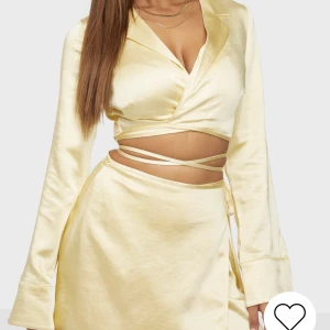 Topp från Motel - Helt oanvänd topp från Motel men köpt på Nelly! Perfekt topp nu till våren och sommaren!!! 💛  Jag köpte den för 499kr