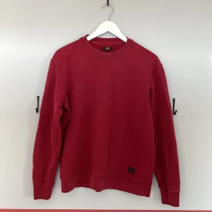 Röd lee cruwneck  - Lee crewneck i bra skick, står M men är mer som S. Pris kan diskuteras.
