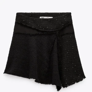 ZARA KJOL - Säljer en svart kjol från zara i storlek XS! Supercool ❤️ Nypris är 559 kr, finns inte längre på hemsidan ❤️