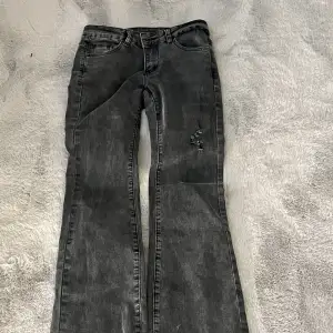 Säljer dessa mörkgrå lågmidiade jeans som kommer från Shein därav det låga priset. Jeansen är i st xs och är lite långa på mig som är 163 ungefär. 