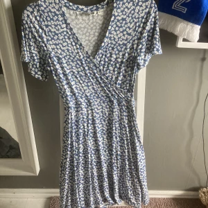 Klänning  - Säljer denna sommar blommiga klänningen, oanvända 