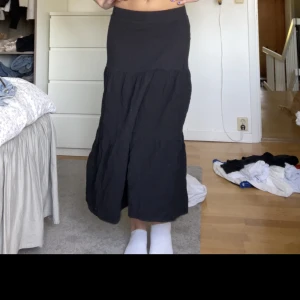 svart långkjol - Säljer denna fina svarta långkjol! Den är perfekt till sommaren och är i så najs material. Som referens så är jag 170 cm lång och brukar ha storlek S/M.🥰💞