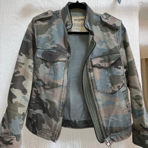 Zadig jacka - Zadig jacka i storlek xs. Bra skick och inga fläckar. Nypris ca 3500 kr. 