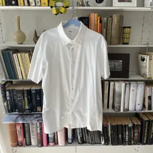 Säljer en näst intill oanvänd kortärmad skjorta från uniqlo. Den är i riktigt skönt material för en varm sommardag. Hör gärna av er!😆