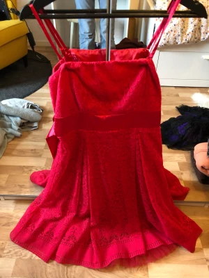 Rosa partyklänning - Mycket bra skick, köpt på second hand men aldrig kommit till användning<3 skriv gärna för frågor eller fler bilder 