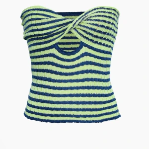 Stickad topp S - Jag säljer denna jättesöta somriga toppen som är helt oanvänd, prislappen kvar.😍☀️