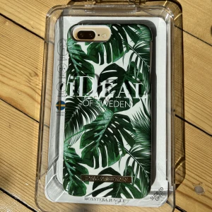 Mobilskal - Mobilskal för iPhone 8/7/6/6S PLUS från Ideal of Sweden. Mönster av gröna palmblad. 