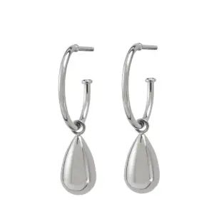 Säljer mina ”Drop Mini Earrings” i silver från Edblad för jag har bytt till guld smycken 🫶🏼