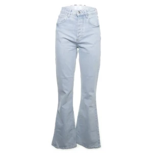 Blå botcut jeans - Blåa botcut jeans från never denim köpta på sellpy så helt oandvönda från mitt hål 