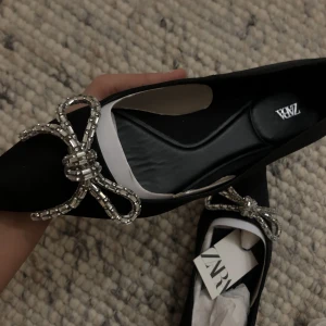 Ballerinaskor med rosett från Zara - Suuuperfina ballerinaskor med spetsig tå och en rosett i stenar