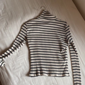 Turtleneck från monki - Fin randig turtleneck från monki 👍