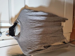 Långärmad med öppen rygg  - Jättefin grå långärmad med öppen rygg, används inte längre, använd väl. 💞 tyvärr minns jag inte storleken på den då den inte står på tröjan men passar på både S och M. 