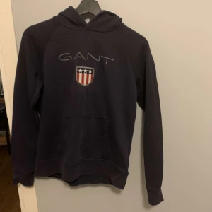 130 - Gant Hoddie mörk blå storlek 158-164 (13-14 år). Skick: 7/10 