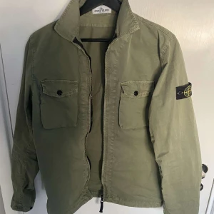 Stone Island Overshirt S - Mycket bra skick på min Stone island overshirt som inte löngre kommer till användning då den är för liten. Skriv gärna om du har mer frågor. 