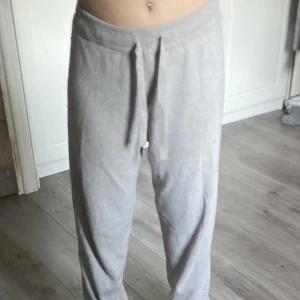 Pj  - Andvänd rätt så mycket ändå för de är väldigt bekväma men kommer it till andväno längre  Skulle passat som S/M 