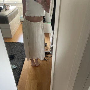 Långkjol  - Superfin och somrig långkjol från Gina Tricot. Använd va 3 gånger. Frakt ingår i priset 