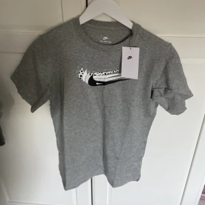 T-shirt  - Helt ny inte testad eller andvänd 