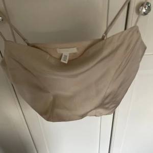 Topp - Den är fladdrig vid brösten men tyvärr passar den inte mig längre för min rygg har växt nu när jag har börjat gymma  Den e andvänd 1 gång 