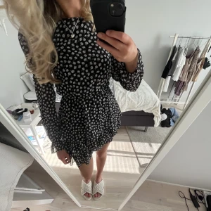 Klänning  - Söt klänning med volanger💕