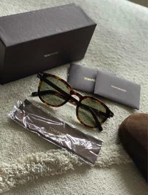 Tom Ford solglasögon  - Ett par snygga tom Ford solglasögon i modellen 816 52 N. Allt medföljer. Nypris ca 2500. Skriv om ni har fler frågor 