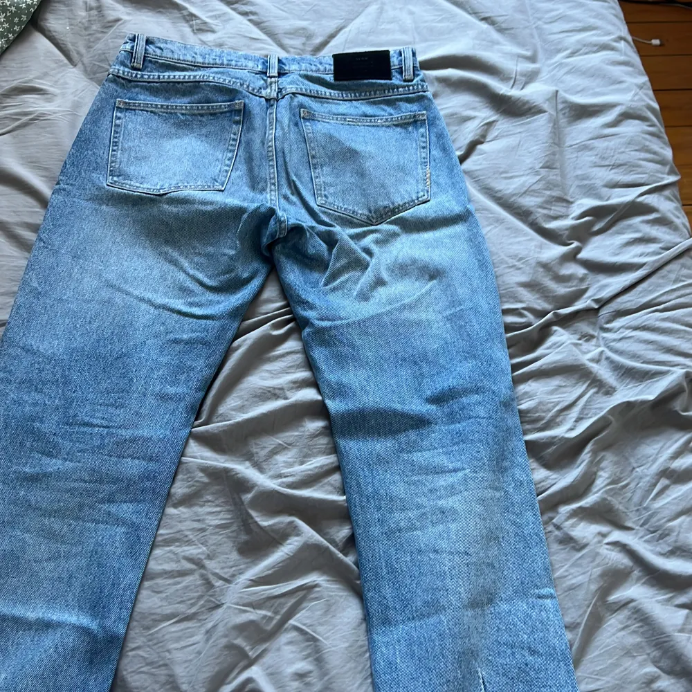 Ljusblå jeans från NEUW, väldigt bra skick 9/10 och har storleken 32/32. Jeans & Byxor.