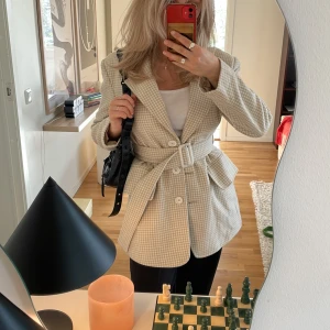 Ljus Rutig Blazer - Säljer denna ljusa rutiga blazern/jackan. Lite ulligt tyg. Knappt använd. Perfekt nu till våren! Tveka inte att fråga om fler bilder eller något annat! Köparen står för frakt 🚚💗