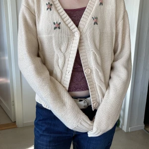 Stickade kofta - Jättefin och mysig stickade kofta som jag köpte på Kappahl men bara inte använder:/ jättefina blommor