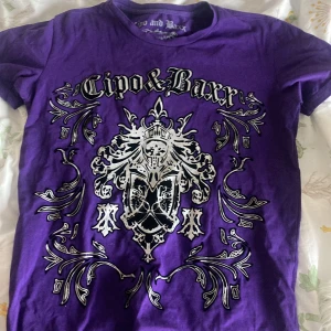 ”Emo” tröja men ändå y2k - En jätte fin tröja som jag typ aldrig bara men älskade väldigtmycket, använder ej lägre eftersom jag har ändrat stil 