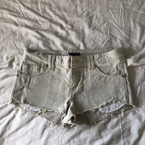 Jeans shorts  - Sköljer dom här shorts ändå att de är för små för mig. De är låg midjade med hål. Inget fel eller fläckar❤️