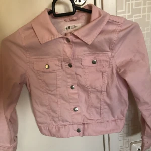 Jeansjacka barn  - I fint skick, men finns en liten fläck på armen kan gå bort i tvätt.