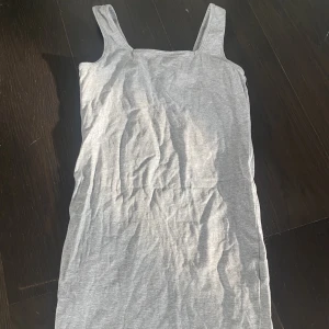 Kort grå klänning  - En kort ljus grå klänning användit en gång