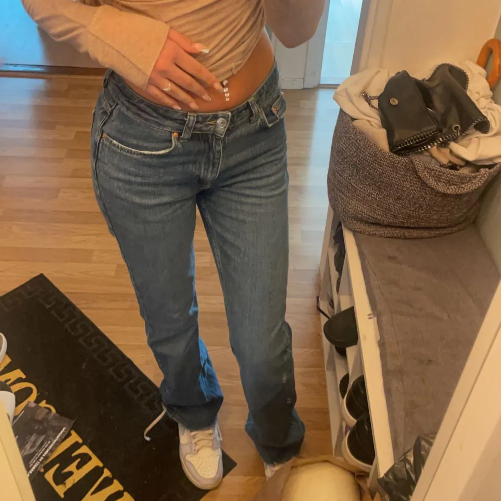 flare jeans/bootcut jeans från zara. Säljer pga att jag har ett par likadana❤️Nypris: 499. Jeans & Byxor.