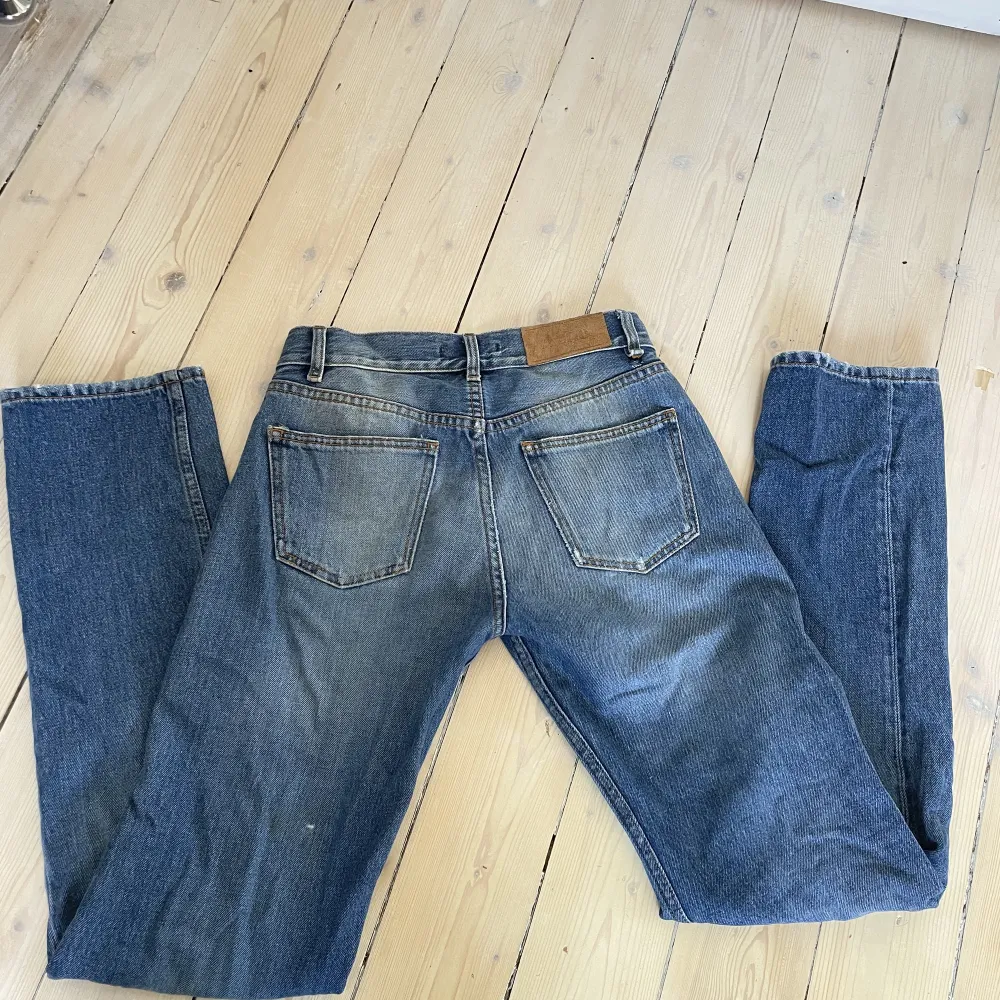 Säljer nu dessa jätte snygga lågmidjade/ mid waist acne jeansen! De är i väldigt bra skick💕 säljer dom för 400 + frakt🙌 pris kan diskuteras. Jeans & Byxor.