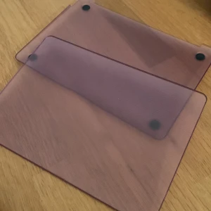 Skal till Mac book air 13” - Ett skal till Mac book air 13” i en lite mer rosa/lila aktig färg. Använd men kommer inte längre till användning då jag inte använder något skal. Helt felfritt och i fint skick! 